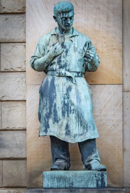 ACHEN, ALMANLIK. Ekim, 04, 2020. Demir Metalurji Müzesi 'nin girişinin yanındaki heykeller. Avrupa kültürü