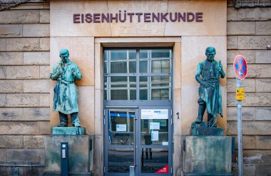 ACHEN, ALMANLIK. Ekim, 04, 2020. Demir Metalurji Müzesi 'nin girişinin yanındaki heykeller. Avrupa kültürü