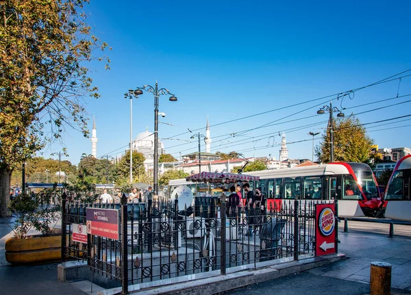 Istanbul Turkey Září2021 Vchod Metra Tramvaje Železnici Brzy Ráno — Stock fotografie