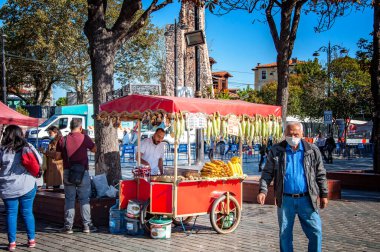 İSTANBUL, Turkey. 26 Eylül 2021 'de. Şehir manzarası, yemek arabası, gün ışığında yürüyen insanlar.