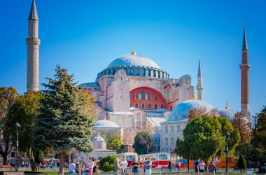 İSTANBUL, Turkey. 26 Eylül 2021 'de. Arka planda Ayasofya Camii 'nin sokak manzarası. Gün ışığı