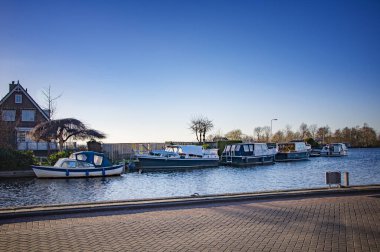 NOORDWIJK BINNEN, NETHERLANDS. 27 Şubat 2022 'de. Chanel ve setin manzarası çok güzel. Küçük köy