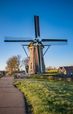 NOORDWIJK BINNEN, NETHERLANDS. 27 Şubat 2022 'de. Değirmenin güzel manzarası. Küçük köy