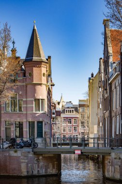 AMSTERDAM, NETHERLANDS. 19 Mart 2022 Chanel 'den şehrin güzel manzarası. Geleneksel mimari