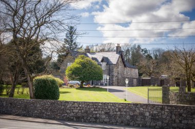 Bandon, Cork Şehri, İrlanda 'da. 29 Mart 2022. Eski kasaba mimarisi, köprüden küçük bir kasabaya nehir manzarası