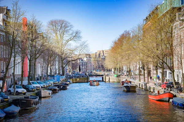 Amsterdam Netherlands 2022年3月19日 在航道上的拉桥 到堤岸的全景 — 图库照片