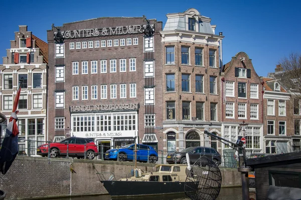 オランダのアムステルダムです 2022年3月19日チャンネルから街の美しい景色 ガンターズ ミューザー ストア 伝統建築 — ストック写真