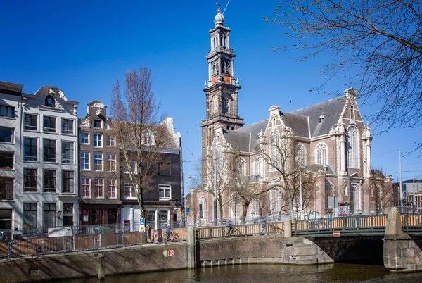 オランダのアムステルダムです 2022年3月19日チャンネルから街の美しい景色 伝統的なゴシック様式の教会 — ストック写真