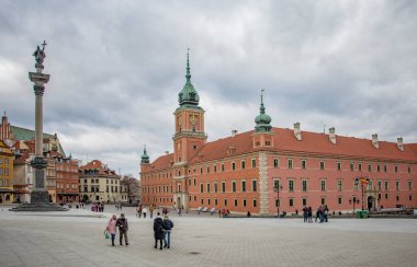 Dikkatli ol, POLAND. 08 Mart 2022 Meydandaki Kraliyet Kalesi