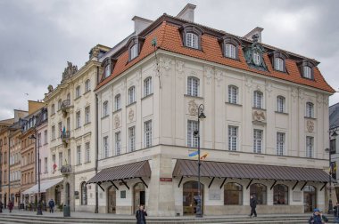 Dikkatli ol, POLAND. 08 Mart 2022. Castle Meydanı. Eski şehrin sokak manzarası