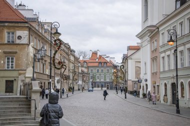 Dikkatli ol, POLAND. 08 Mart 2022. Geleneksel tarzda eski kasaba binaları