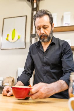 Kahveci kahvecisinde kahve yapıyor.