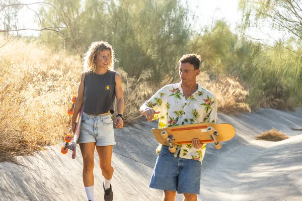 Young Couple Skateboarding River Canal Sunny Summer Afternoon — Stock Photo, Image