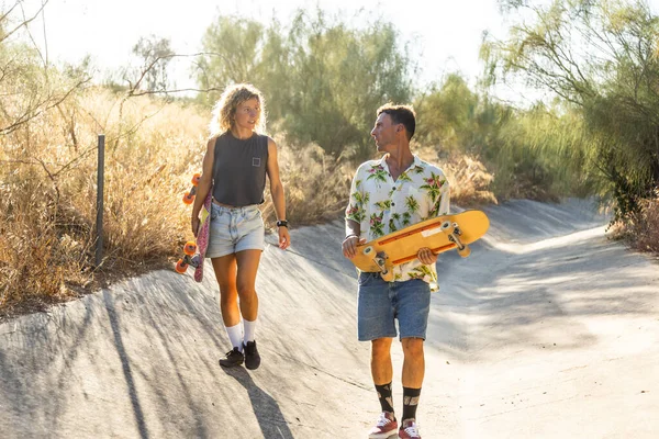 Young Couple Skateboarding River Canal Sunny Summer Afternoon — Stock Photo, Image
