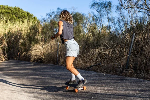 Young Blonde Woman Skateboarding River Channel Sunny Summer Afternoon — Stock Photo, Image