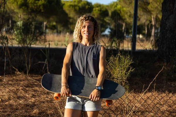 Joven Rubia Skateboarder Mujer Sonriendo Mientras Está Siendo Fotografiado Fotografía — Foto de Stock