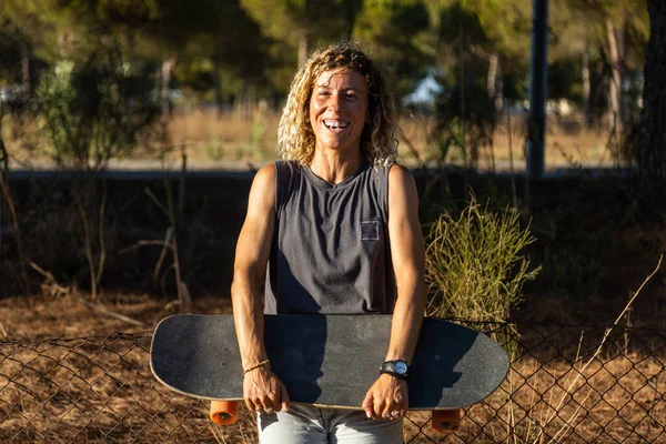 Joven Rubia Skateboarder Mujer Sonriendo Mientras Está Siendo Fotografiado Fotografía — Foto de Stock