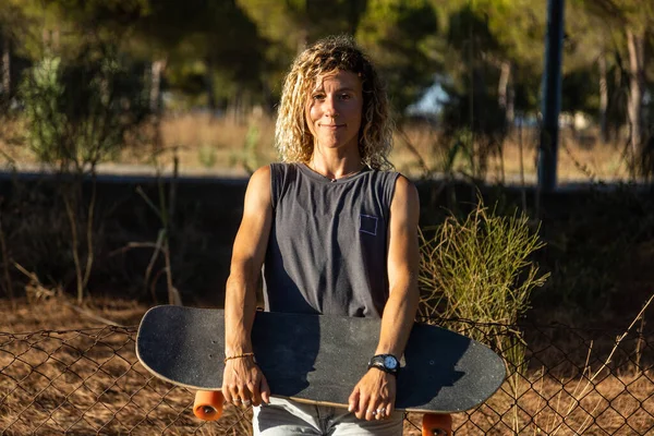 Young Blonde Skateboarder Woman Smiling While Being Photographed Vertical Photography — Stock Photo, Image