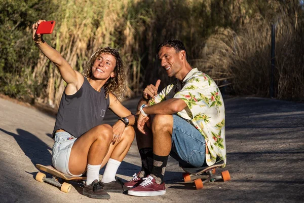 Joven Pareja Skateboarder Descansando Sonriendo Mientras Toman Selfies Con Smar — Foto de Stock