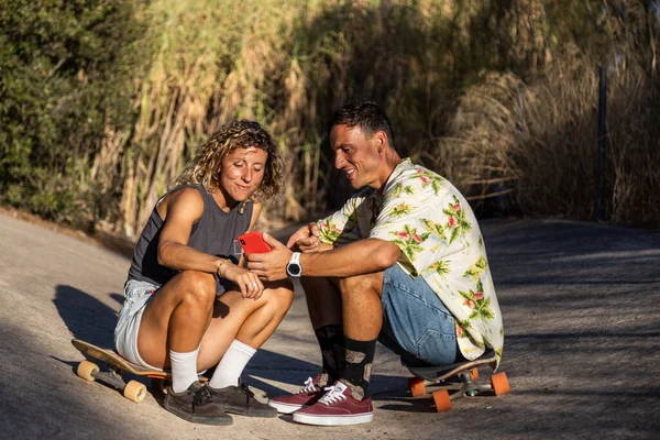 Joven Pareja Skateboarder Descansando Sonriendo Mientras Toman Selfies Con Smar — Foto de Stock