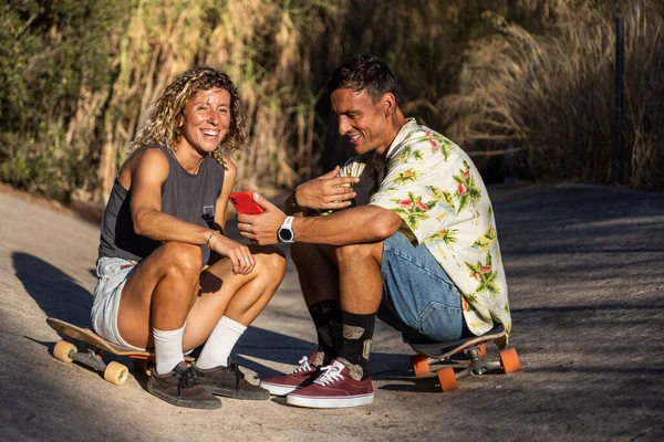 Young Skateboarder Couple Resting Smiling While Taking Selfies Smar Tphone — Stock Photo, Image