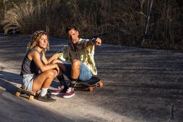 Young Skateboarder Couple Resting Smiling While Taking Selfies Smar Tphone — Stock Photo, Image