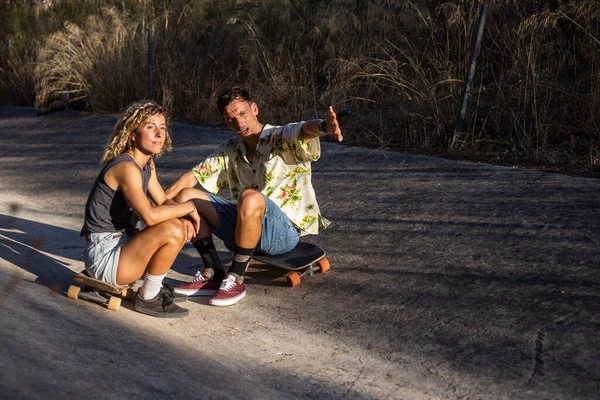 Young Skateboarder Couple Resting Smiling While Taking Selfies Smar Tphone — Stock Photo, Image