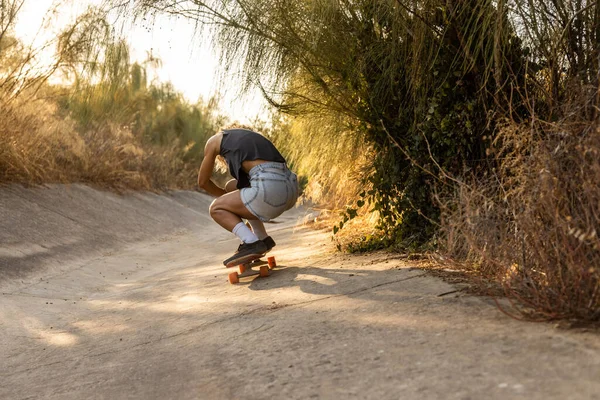 Unrecognizable Young Blonde Woman Skateboarding River Channel Sunny Summer Afternoon — Stock Photo, Image