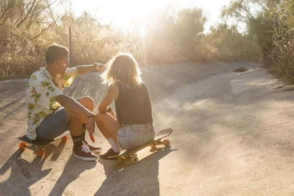 Joven Pareja Skateboarder Descansando Sonriendo Mientras Toman Selfies Con Smar — Foto de Stock