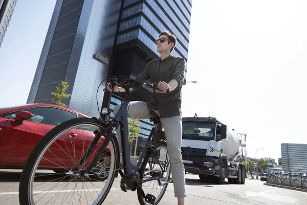 Jovem Empresário Monta Bike Seu Caminho Para Torre Onde Seu — Fotografia de Stock