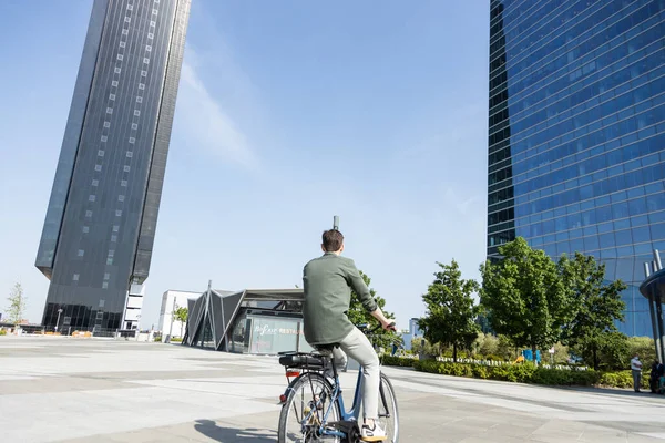 Young Businessman Rides Bike His Way Tower His Office Located — Stock Photo, Image