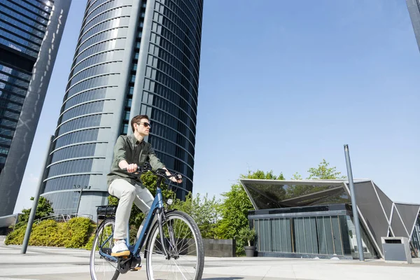 Joven Empresario Monta Bike Camino Torre Donde Encuentra Oficina — Foto de Stock