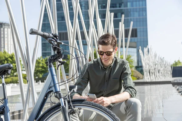 Jovem Empresário Monta Bike Seu Caminho Para Torre Onde Seu — Fotografia de Stock