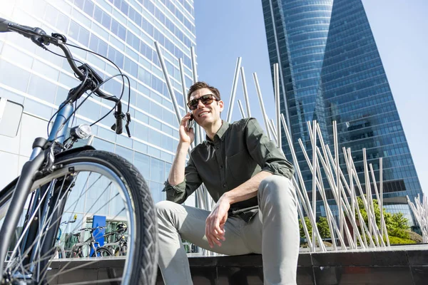 Joven Empresario Monta Bike Camino Torre Donde Encuentra Oficina Sonriendo — Foto de Stock