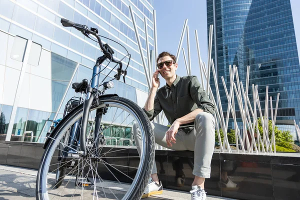 Joven Empresario Monta Bike Camino Torre Donde Encuentra Oficina Sonriendo — Foto de Stock