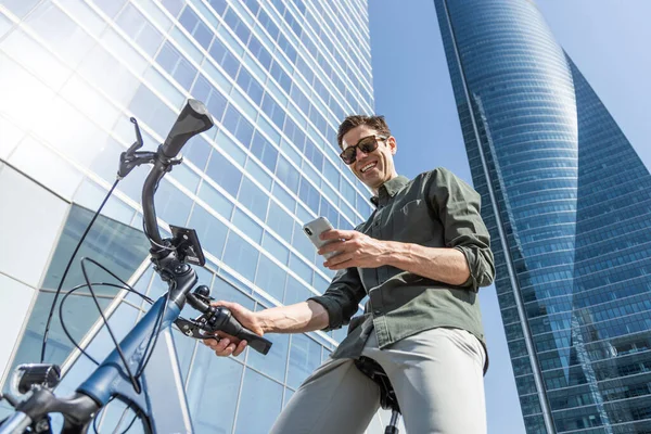 Jovem Empresário Monta Bike Seu Caminho Para Torre Onde Seu — Fotografia de Stock