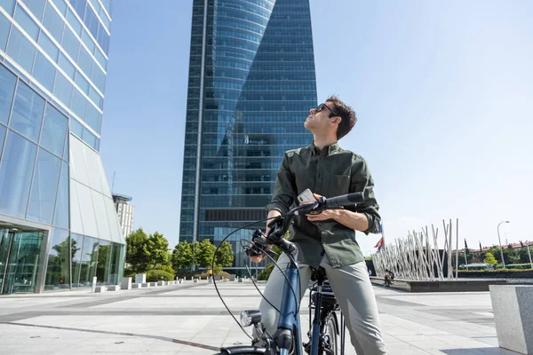 Joven Empresario Monta Bike Camino Torre Donde Encuentra Oficina — Foto de Stock