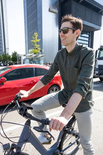 Jovem Empresário Monta Bike Seu Caminho Para Torre Onde Seu — Fotografia de Stock