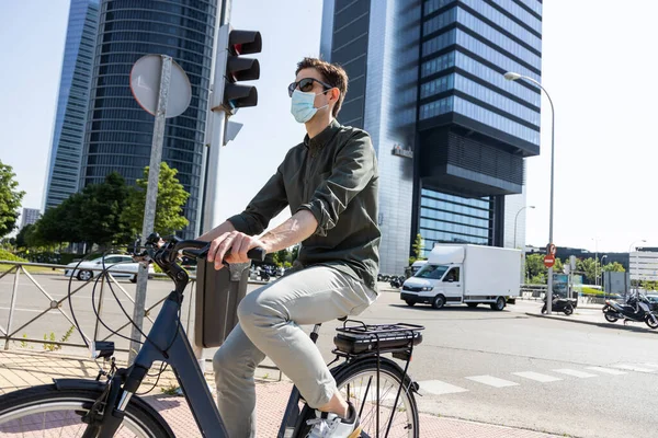 Ung Affärsman Rider Cykel Väg Till Tornet Där Hans Kontor — Stockfoto