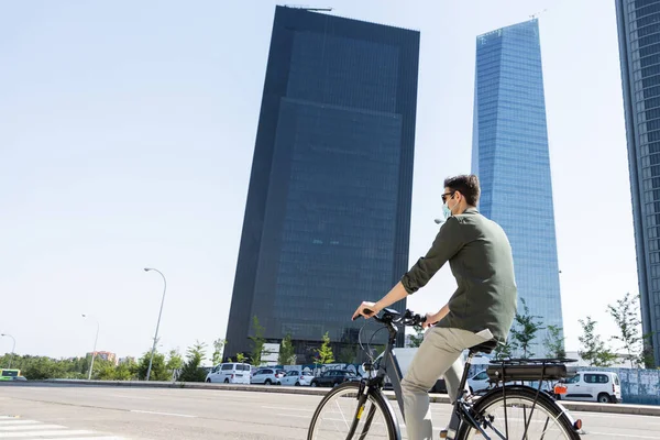 Jovem Empresário Monta Bike Seu Caminho Para Torre Onde Seu — Fotografia de Stock