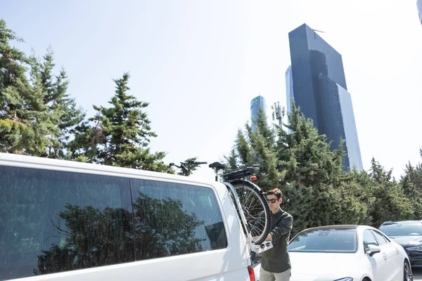 Joven Empresario Monta Bike Cargando Bicicleta Portabicicletas Vehículo — Foto de Stock