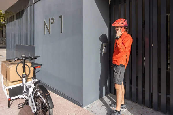 Joven Mensajero Con Ropa Roja Casco Caballo Bicicleta Carga Que — Foto de Stock