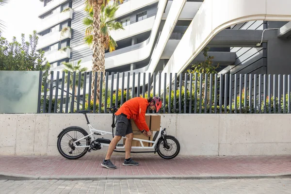 Jovem Mensageiro Com Roupas Vermelhas Capacete Equitação Bicicleta Carga Chegando — Fotografia de Stock