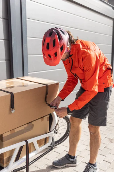 Jovem Mensageiro Com Roupas Vermelhas Capacete Equitação Bicicleta Carga Chegando — Fotografia de Stock