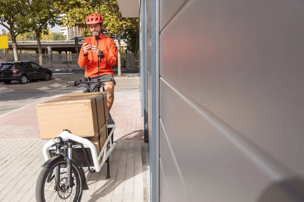 Jovem Mensageiro Com Roupas Vermelhas Capacete Equitação Bicicleta Carga Chegando — Fotografia de Stock