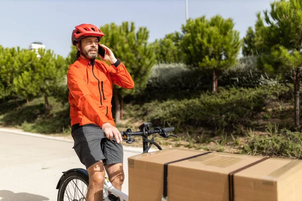 Jovem Mensageiro Com Roupas Vermelhas Capacete Andar Bicicleta Carga Andando — Fotografia de Stock