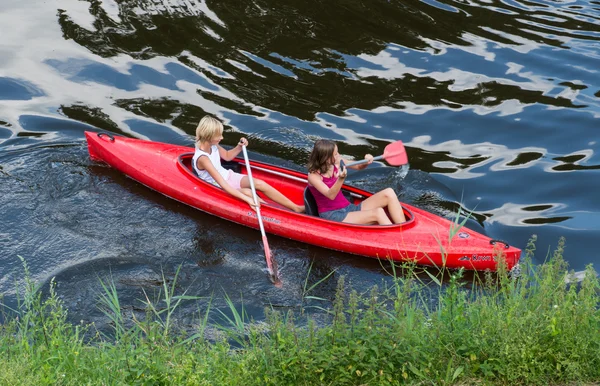 Dos chicas en una canoa —  Fotos de Stock