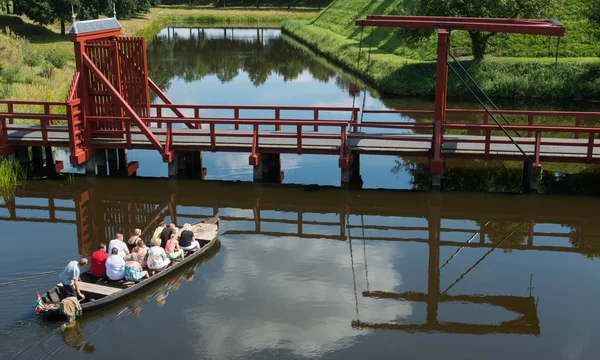 Barco cerca de puente levadizo —  Fotos de Stock