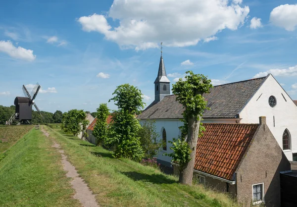 Kirche und Windmühle — Stockfoto