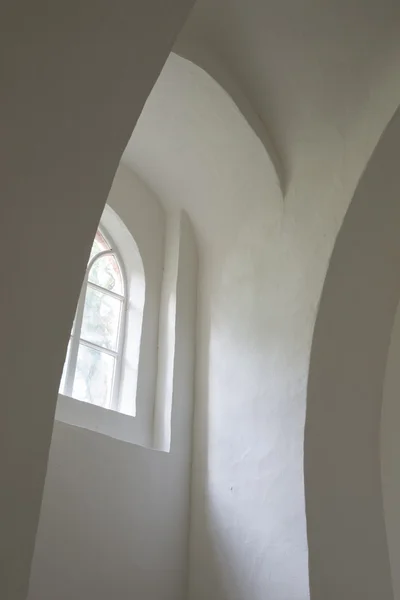 Witte muren in kerk oostrum — Stockfoto